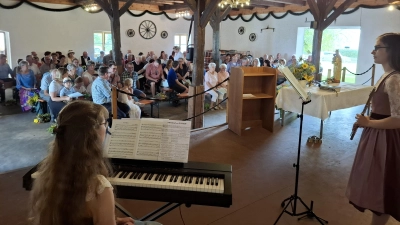 Die Gläubigen beim Festgottesdienst im Pfarrstodl. (Bild: Stephanie Lederer)