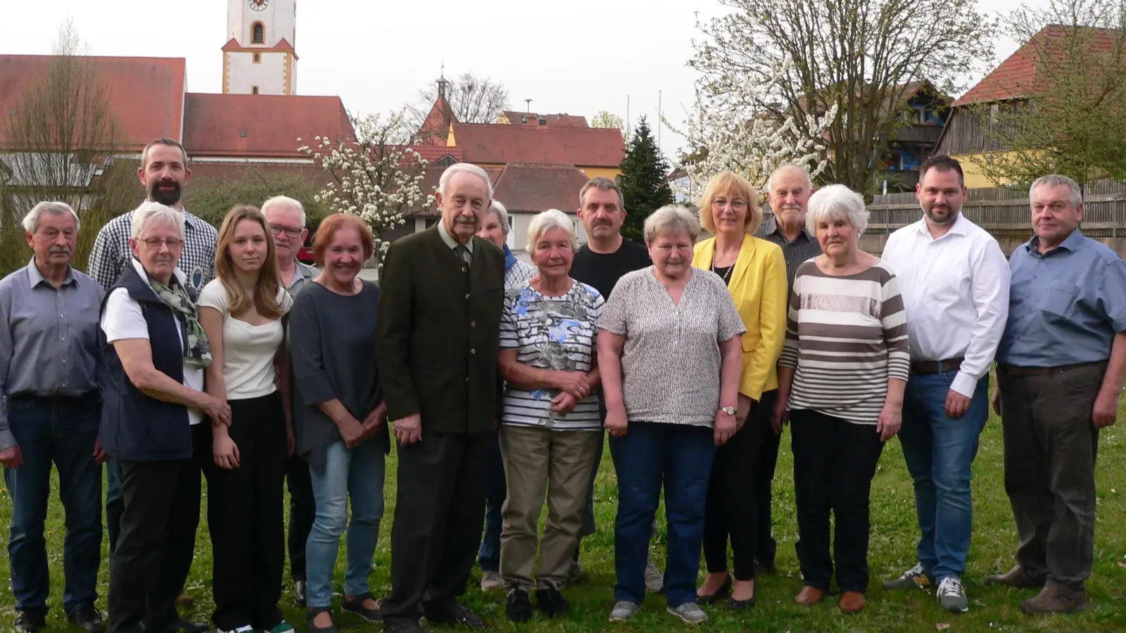 Für 50 Jahre Treue zum OWV wurden Therese und Hermann Friedl (Dritte und Vierter von rechts) und Emil Fröhlich (Siebter von links) geehrt. Dankesworte gingen auch an die anderen Jubilare.  (Bild: mh)