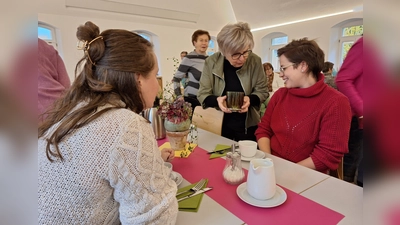 Hildegard Gallitzendörfer überreicht Bianca Mattner ein Begrüßungspräsent  (Bild: Margarete Hirsch)