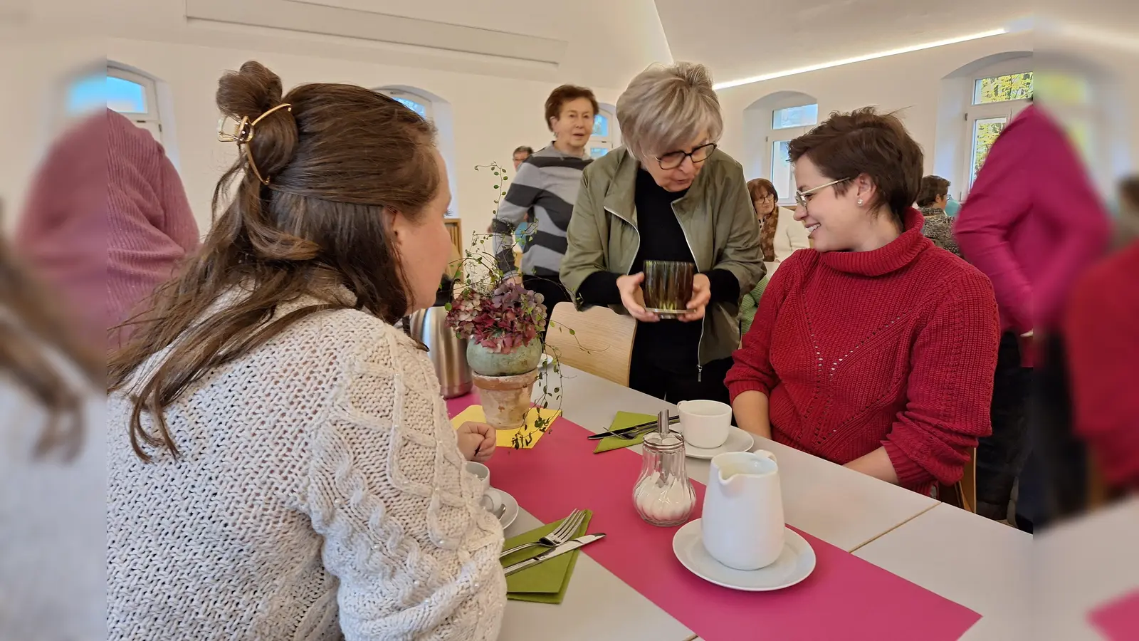 Hildegard Gallitzendörfer überreicht Bianca Mattner ein Begrüßungspräsent  (Bild: Margarete Hirsch)