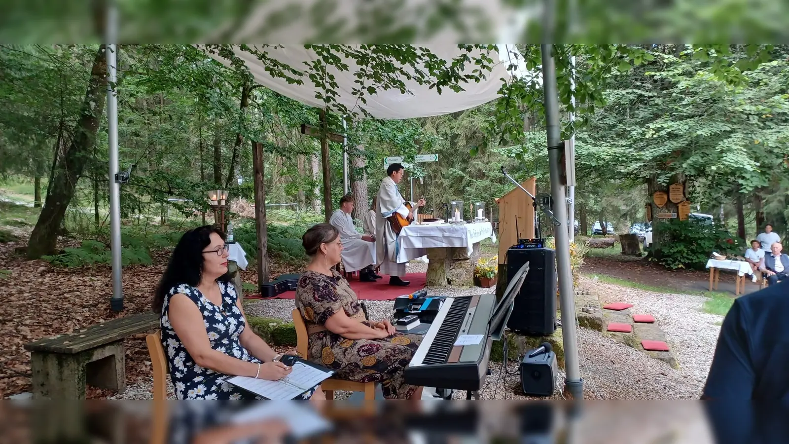 Pater Samuel intoniert „Thank you Mother Mary. Davor hatten Irmgard Seemann und Iris Meier mit eindrucksvollem Gesang den Gottesdienst geprägt. (Bild: Manfred Schaller)