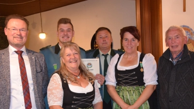 Ehrungen stehen auf dem Programm beim Schützenverein Mendorferbuch-Egelsheim (von links): Bürgermeister Florian Junkes, Michael Meckl, Schützenmeisterin Barbara Guttenberger, Franz Braun, Elke Eidenhammer und Gauschützenmeister Heinrich Fraunholz. (Bild: bö)