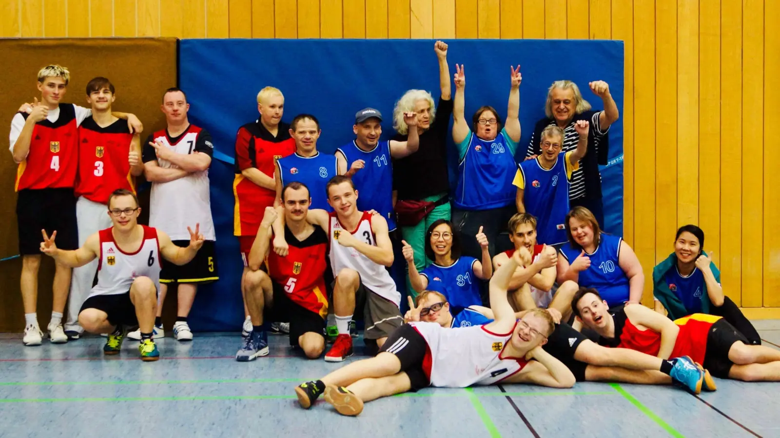 Das Team des Freizeitclubs der Lebenshilfe bekam beim inklusiven Basketballturnier Unterstützung von zwei chinesischen Spielerinnen. (Bild: Jörg Schötz)