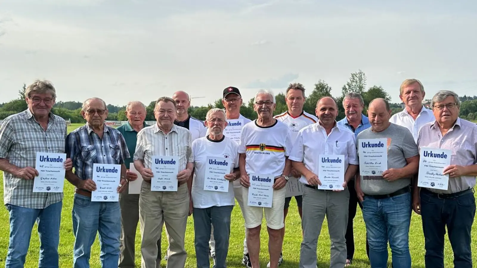 Die geehrten Mitglieder: (von links) Anton Gleißner, Willi Riedl, Richard Weiß, Alois Ockl, Mario Bäumler, Dr. Wolfgang Seidl, Nikolaus Finkler, Karl-Heinz Fräde, Reinhold Schedl, Harald Bader, Markus Holländer, Erich Schlitter, Dritter Bürgermeister Norbert Schuller und Herbert Sladky. (Bild: FSV Tirschenreuth/exb)