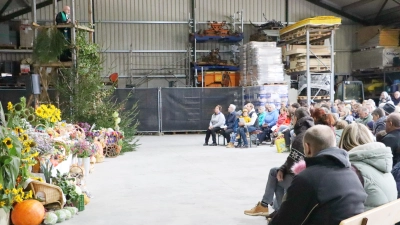 Fast 400 Gottesdienstbesucher waren beim Erntedankfest in der Maschinenhalle – und Pfarrer Matthias Ahnert predigte von einem Jäger-Hochstand. (Bild: Rudi Gruber)