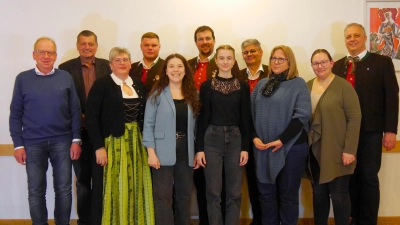 Die neue Vorstandschaft: Hans-Peter Jänsch-Weber und Franz Ziegelmeier (Kassenprüfer), Gabriele Scheuerer, Simon Scheuerer, Pia Piehler, Reinhard Breitschaft, Selina Ehlerding, Martin Scheuerer, Anita Burkart, Daniela Lippert, Markus Breitschaft (von links).  (Bild: Maria Bittner)