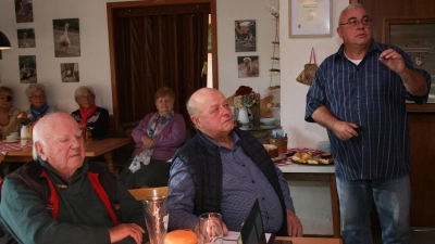 Ekkehard Gauglitz (stehend) bei seinem Vortrag . (Bild: roh/exb)