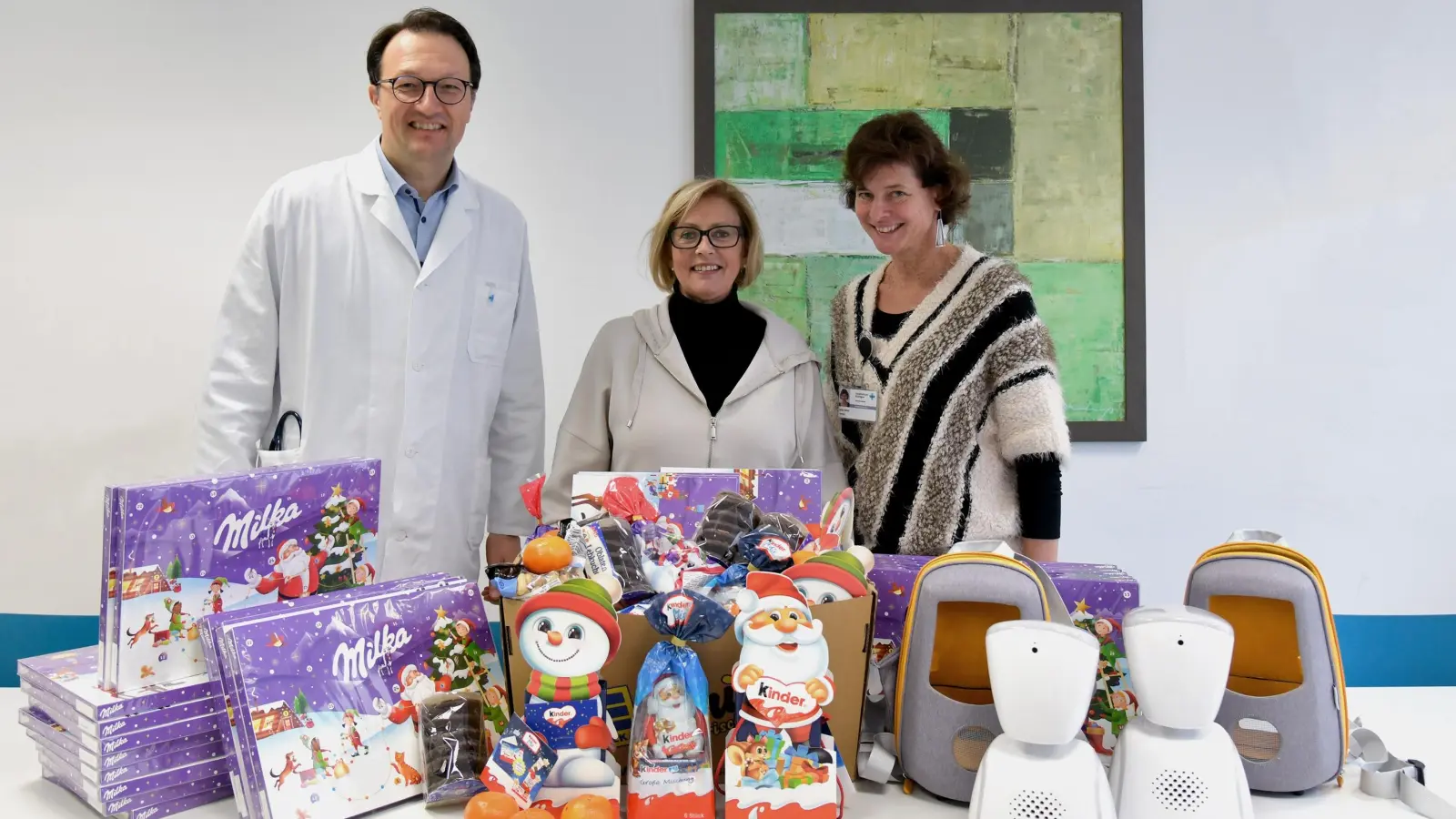 Die beiden AV1-Avatare und jede Menge Weihnachtsleckereien – zusammen mit (von links) Prof. Dr. Markus Metzler (Leiter der Kinderonkologie), Petra Waldhauser (Vorsitzende der Selbsthilfegruppe Krebskranker Kinder Amberg-Sulzbach e. V.) und Antje Estler (Lehrkraft an der Schule für Kranke).  (Bild: Barbara Mestel)