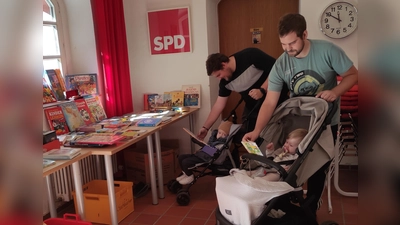 Junge Familien beim Stöbern nach Kinderbüchern. (Bild: Renate Dümmler)