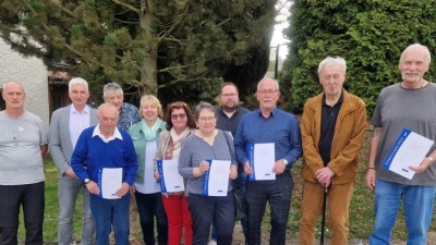 Die Geehrten des VdK-Ortsverbands Erbendorf mit den Ehrengästen (von links) Kreisgeschäftsführer Thomas Döhler, Dritter Bürgermeister Reinhold Kastner, Hans-Peter Mai, Karl-Heinz Bäumler, Vorsitzende Petra Dietl, Theresia Kahl-Ernstberger, Annemarie und Markus Fütterer, Anton Hauer, Willi Müller und Gerhard Wöhrl. (Bild: Roland Lochner/exb)