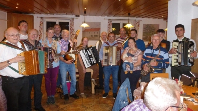 Jüngster Gast beim Musikantenstammtisch war der zwei Monate alte Felix. Seiner Mama Sophia Weber (vorne Dritte von rechts) gratulierte Organisator Alfons Fehlner (hinten Mitte) mit einem Geschenk und dem Wunsch, der Bub möge einmal in ihre Fußstapfen treten. (Bild: Siegfried Bock)