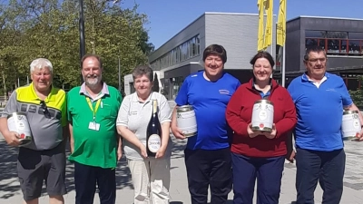 Stellvertretend für die Gruppe der Grafenwöhrer Wanderfreunde nahm Wanderwart Alfons Dobmann (Dritter von rechts) den Preis für den ersten Platz der Gruppenwertung beim Burglengenfelder Wandertag entgegen. (Bild: Alfons Dobmann)
