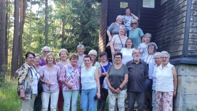 Nach dem gemeinsamen Abendessen begab sich die Gruppe auf eine kleine Wanderung. (Bild: Anni Priebe)