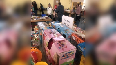 Spielzeug aller Art gab es zu Schnäppchenpreise beim Spielzeugbasar in Mantel organisiert vom Basarteam und der Freien Wählergemeinschaft Mantel.  (Bild: Eva Seifried)