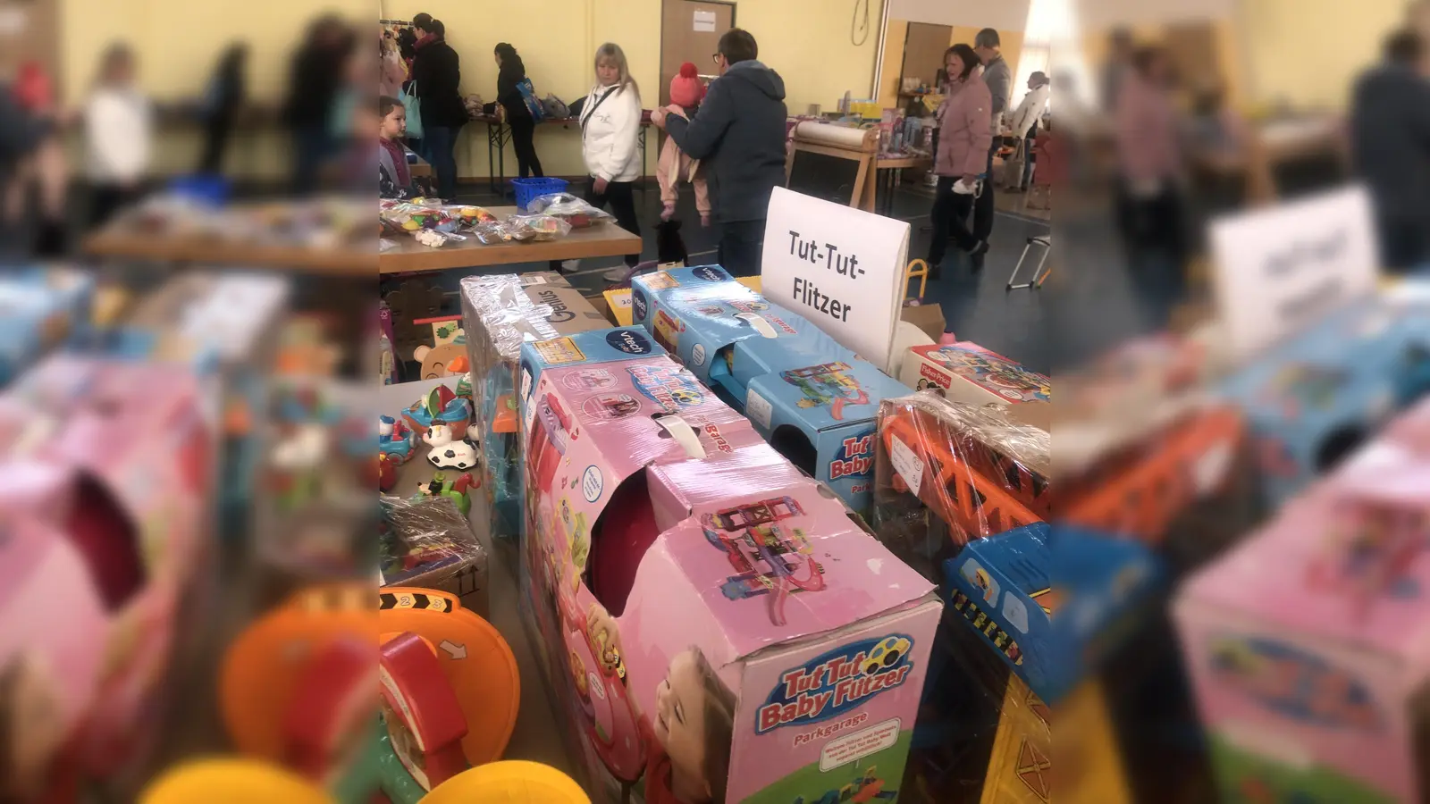 Spielzeug aller Art gab es zu Schnäppchenpreise beim Spielzeugbasar in Mantel organisiert vom Basarteam und der Freien Wählergemeinschaft Mantel.  (Bild: Eva Seifried)