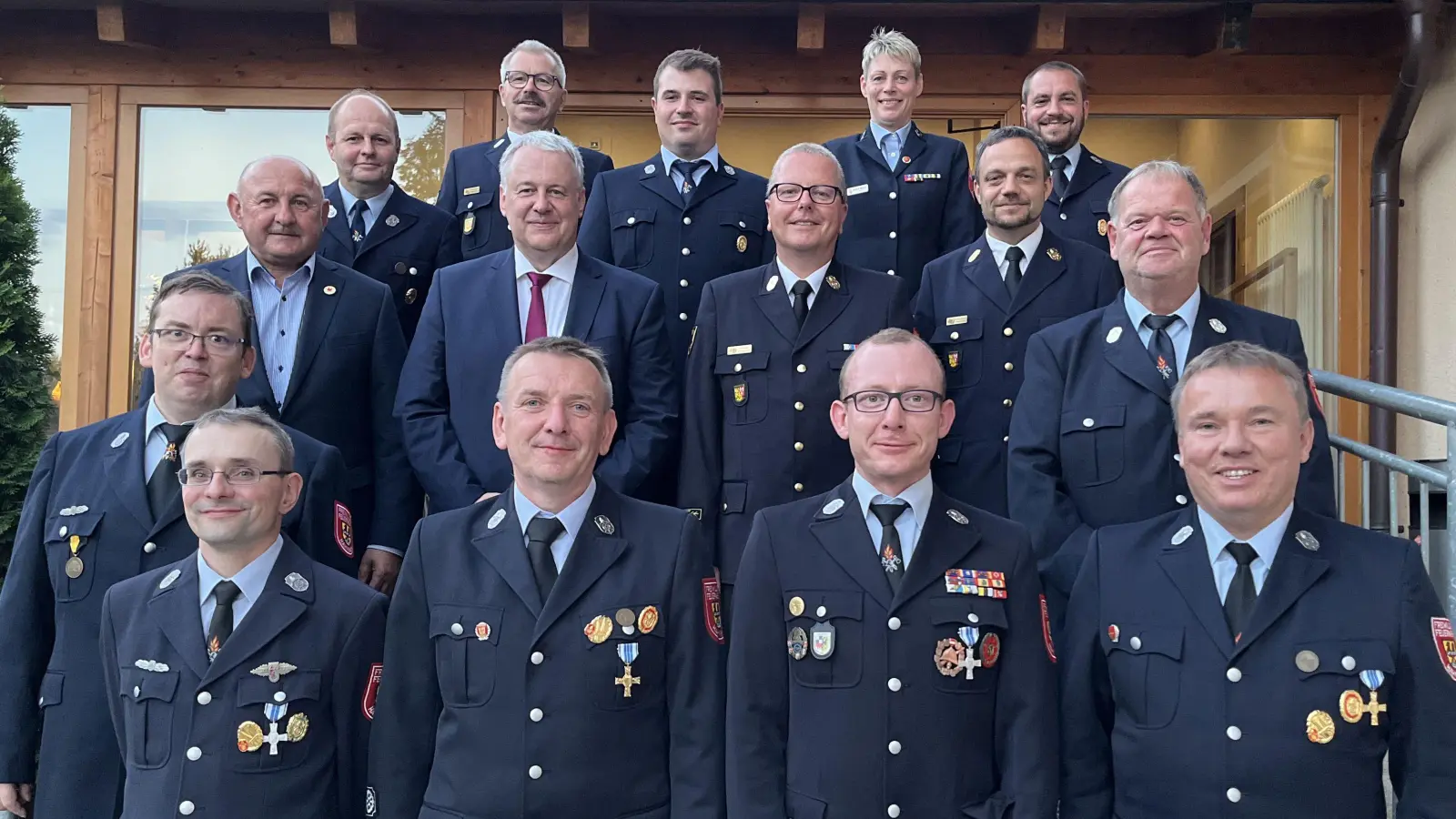 Die geehrten Feuerwehrmänner aus Hahnbach bringen es zusammen auf 195 Jahre aktiven Feuerwehrdienst.<br> (Bild: Christine Hollederer)