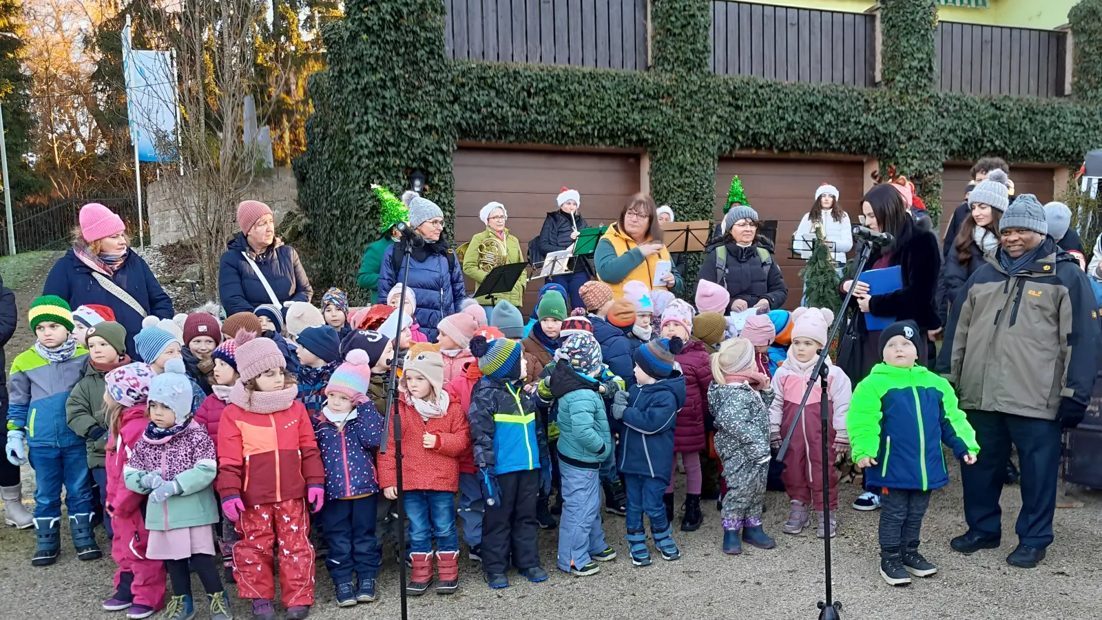 Die Kinder vom Kindergarten St. Walburga Lintach mit ihren Liedern bei der offiziellen Eröffnung des Weihnachtsmarktes (Bild: Walter Jokiel)