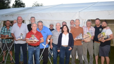 Jugendbeauftragter Christian Jäckel (Zweiter von rechts) dankte den vielen Helfern des Jugendzeltlagers mit einem Geschenk. (Bild: Richard Braun)