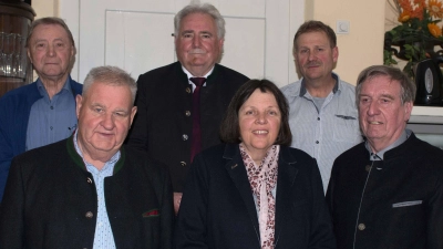 Der Vorstand des Oberpfalzverein in Tirschenreuth ist nach der Neuwahl wieder komplett. Die Wahl wurde nötig, da im Frühjahr der Vorsitzende Rudi Schmidt verstorben war. V.l. Max Spitzl, Eberhard Polland, 2. Bgm. Peter Gold, Edith Mehler, Harald Thiermann und Vorsitzender Franz Krapf. (Bild: Thomas Sporrer)