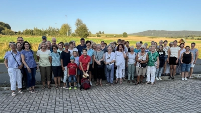 Die Teilnehmer beim Besuch der Straußenfarm.  (Bild: Evi Schreyer)