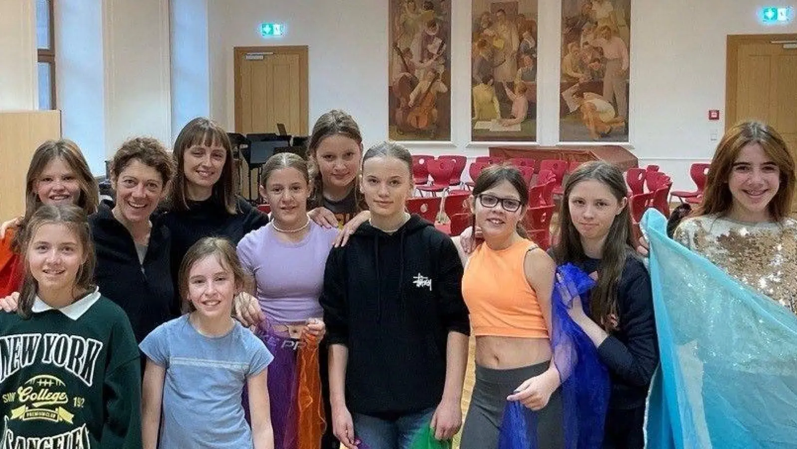 Schülerinnen der Musicalklasse 6 des Max-Reger-Gymnasiums mit der Tänzerin und Choreographin Nadine Gerspacher (Dritte von links) und Tanztherapeutin Bianca Kruppa (Vierte von links).  (Bild: MRG/Kober)