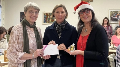 Bei der Adventsfeier des Frauenbunds Waidhaus mit den Bewohnern des lokalen Seniorenheims und der Dr. Loew’schen Einrichtung überreichten Vorsitzende Christl Kaas (links) und Schriftführerin Jutta Reinisch (rechts) eine Spende an Lichtblicke-Vorsitzende Viola Vogelsang-Reichl.  (Bild: Gerda Gilch)
