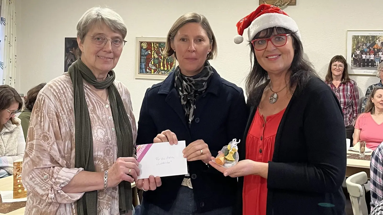 Bei der Adventsfeier des Frauenbunds Waidhaus mit den Bewohnern des lokalen Seniorenheims und der Dr. Loew’schen Einrichtung überreichten Vorsitzende Christl Kaas (links) und Schriftführerin Jutta Reinisch (rechts) eine Spende an Lichtblicke-Vorsitzende Viola Vogelsang-Reichl.  (Bild: Gerda Gilch)