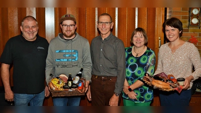 Schützenmeister Werner Grünthaler mit Gewinner Johannes Kolb, den Stiftern Manfred und Monika Rubenbauer und Gewinnerin Sylvia Arnold, v.L. (Bild: Erwin Kolb)