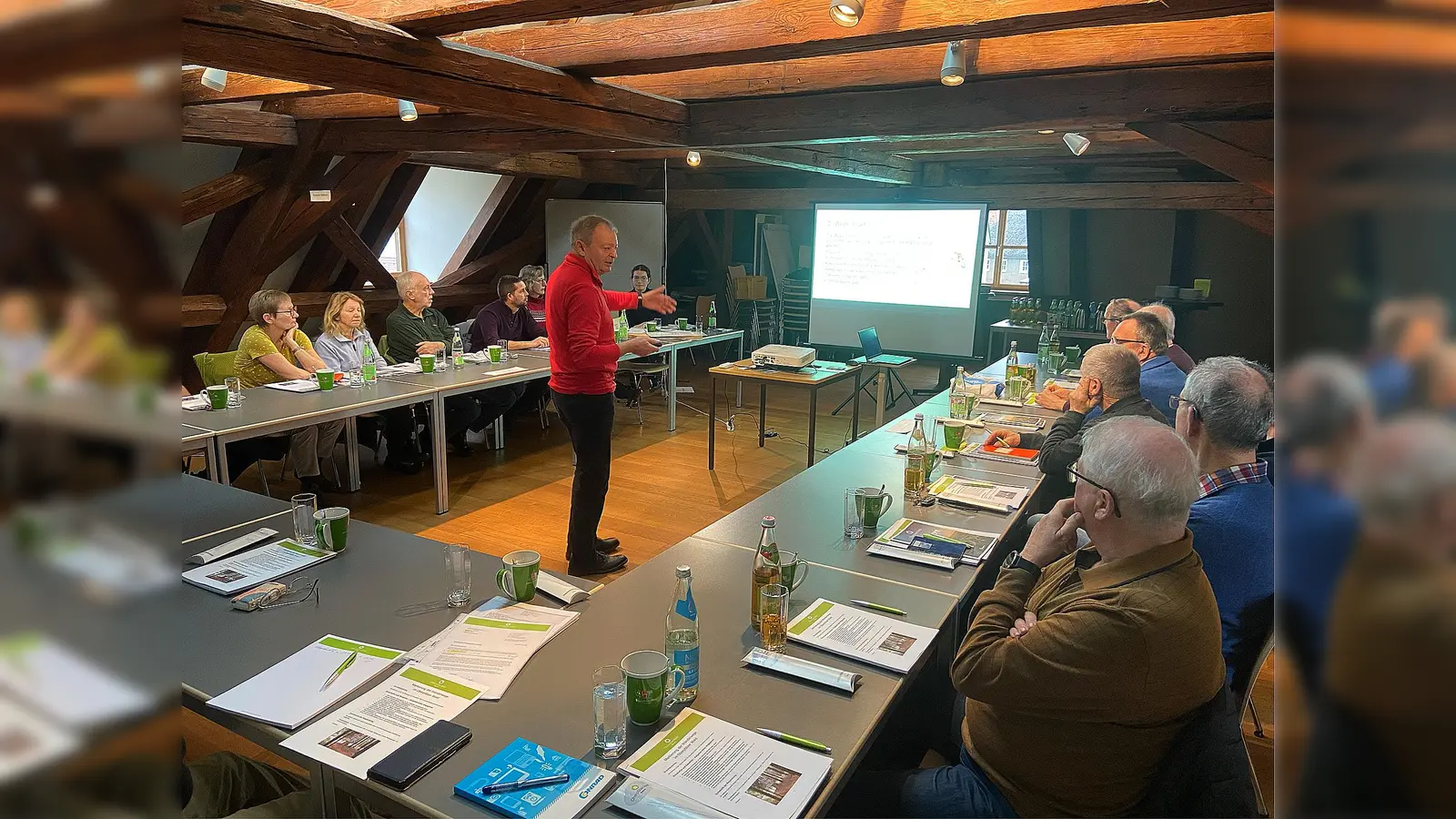 Robert Reil, Hauptwegewart des OWV referiert über Änderungen und Neuerungen bei der Markierung und Beschilderung von Wanderwegen. (Bild: Hans Rachwalik, OWV ZV Nabburg)