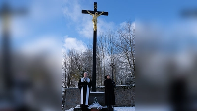 Am Ewigkeitssonntag gehört neben dem Gottesdienst der Friedhofgang zum Besuch der Gräber für die Verstorbenen im letzten Kirchenjahr. Am großen Friedhofskreuz in Floß betet Pfarrer Wilfried Römischer für die Verstorbenen. Der Posaunenchor unter Leitung von Tanja Riedel übernahm die musikalische Gestaltung. (Bild: le)