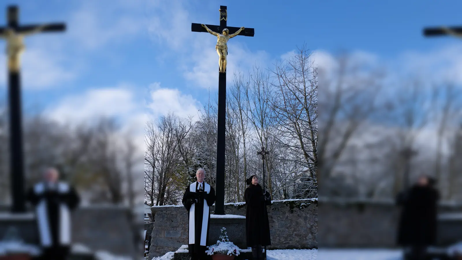 Am Ewigkeitssonntag gehört neben dem Gottesdienst der Friedhofgang zum Besuch der Gräber für die Verstorbenen im letzten Kirchenjahr. Am großen Friedhofskreuz in Floß betet Pfarrer Wilfried Römischer für die Verstorbenen. Der Posaunenchor unter Leitung von Tanja Riedel übernahm die musikalische Gestaltung. (Bild: le)