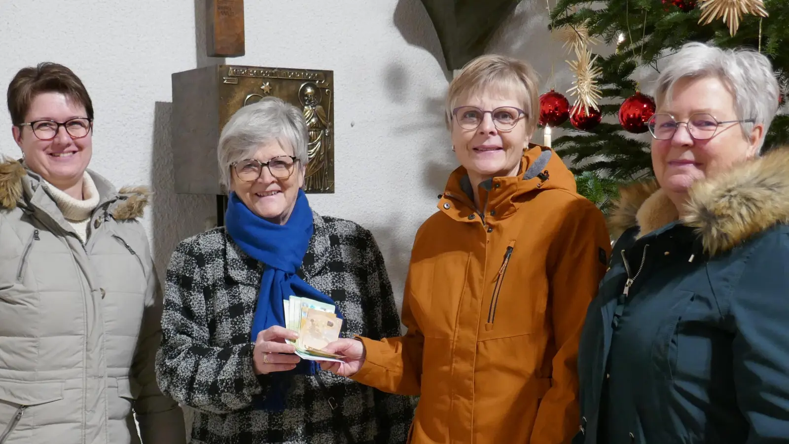 Die Spendenübergabe mit (von links) Rosemarie Ernst, Dr. Annemarie Schraml, Gabi Werner und Dagmar Müller. (Bild: Seelsorgerat Steinmühle/exb)