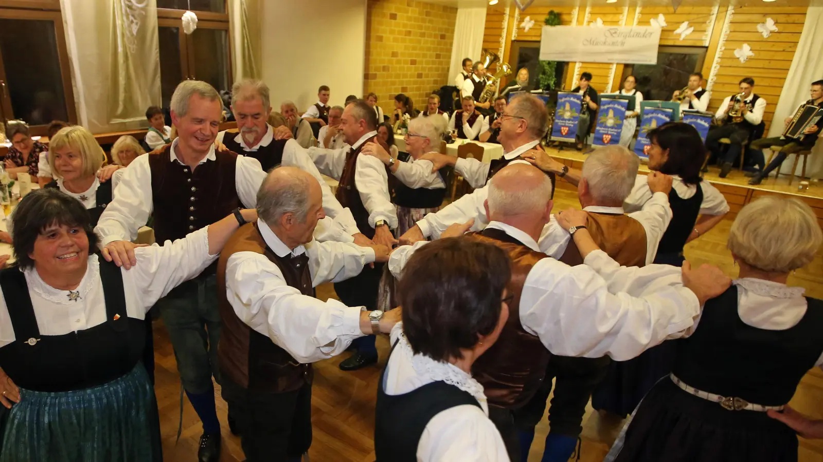 Die Birgländer Volkstanzgruppe trat beim Kathreintanz des Heimatvereins auf. (Bild: Bernd Mueller)