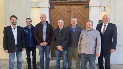 Auf dem Bild (von rechts): Oberbürgermeister Oliver Weigel, Obmann Manfred Schobert, die neuen Feldgeschworenen Peter Schaller, Peter Franz und Uwe Fischer sowie Patrick Höfer und Alexander Letz vom Sachgebiet Stadtplanung der Stadt Marktredwitz. (Bild: Anja Peltzer)