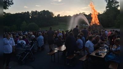 Gesellige Runde beim Joannisfeuer der Burgschützen Trausnitz.  (Bild:  Stahl Angelika )
