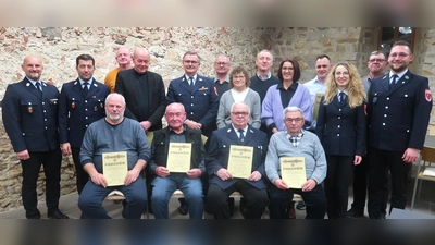 Langjährige Mitglieder werden bei der Jahreshauptversammlung der Feuerwehr Vilseck für ihre Treue geehrt. (Sitzend von links): Hans Pröls (50 Jahre), Erhard Gnan (65), Josef Amann (55), Hermann Kraus (65), (hinten von links): Peter Ziegler, Lothar Hasenstab, Franz Kurz (25), Johann Ernst (50), Karl Ruppert (50), Johann Weiß (50), Johanna Kurz (25), Markus Schertl (40), Claudia Ziegler (25), Jörg Trettenbach (25), Christina Wolf, Alois Trettenbach (50) und Tobias Tuchbreiter.  (Bild: Rosi Hasenstab)