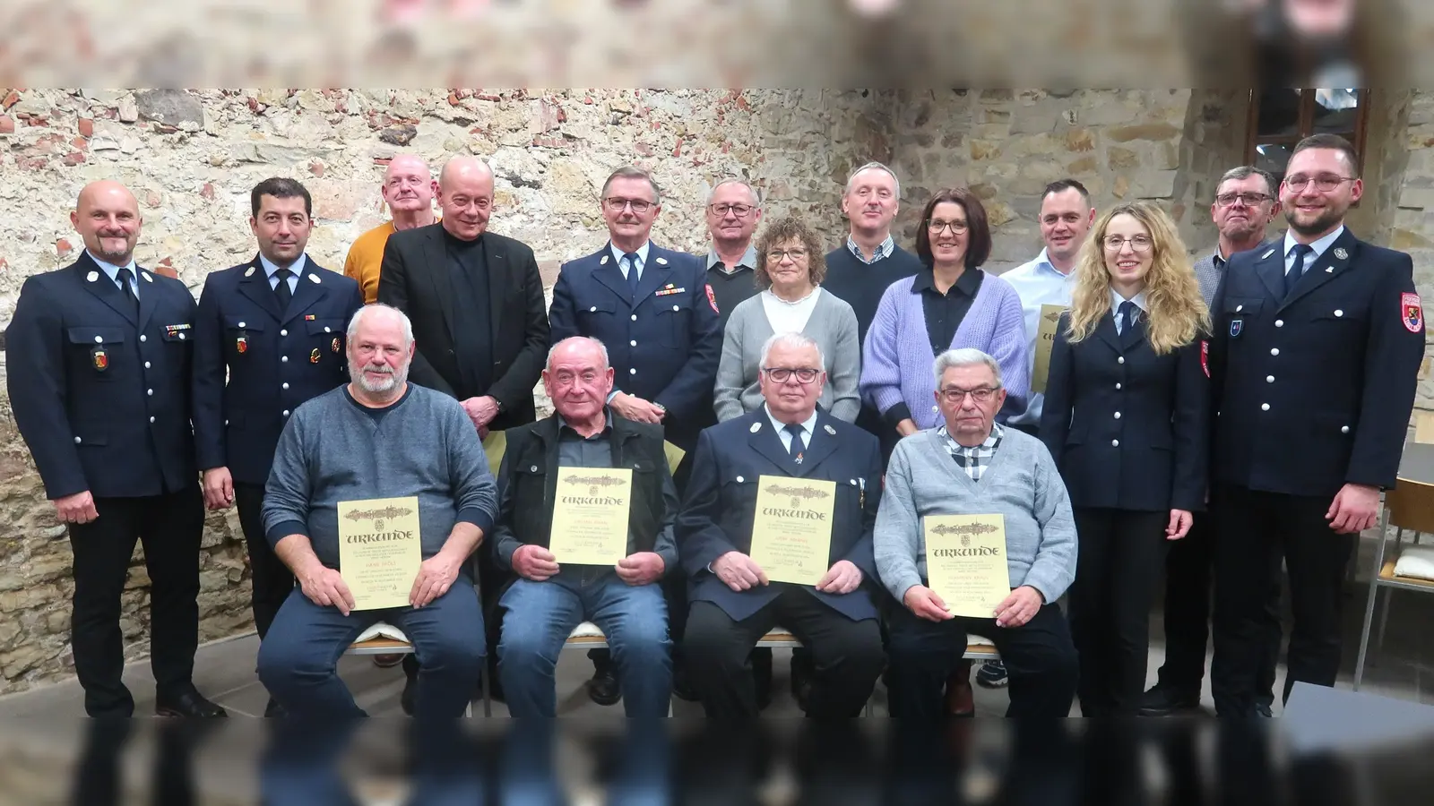 Langjährige Mitglieder werden bei der Jahreshauptversammlung der Feuerwehr Vilseck für ihre Treue geehrt. (Sitzend von links): Hans Pröls (50 Jahre), Erhard Gnan (65), Josef Amann (55), Hermann Kraus (65), (hinten von links): Peter Ziegler, Lothar Hasenstab, Franz Kurz (25), Johann Ernst (50), Karl Ruppert (50), Johann Weiß (50), Johanna Kurz (25), Markus Schertl (40), Claudia Ziegler (25), Jörg Trettenbach (25), Christina Wolf, Alois Trettenbach (50) und Tobias Tuchbreiter.  (Bild: Rosi Hasenstab)