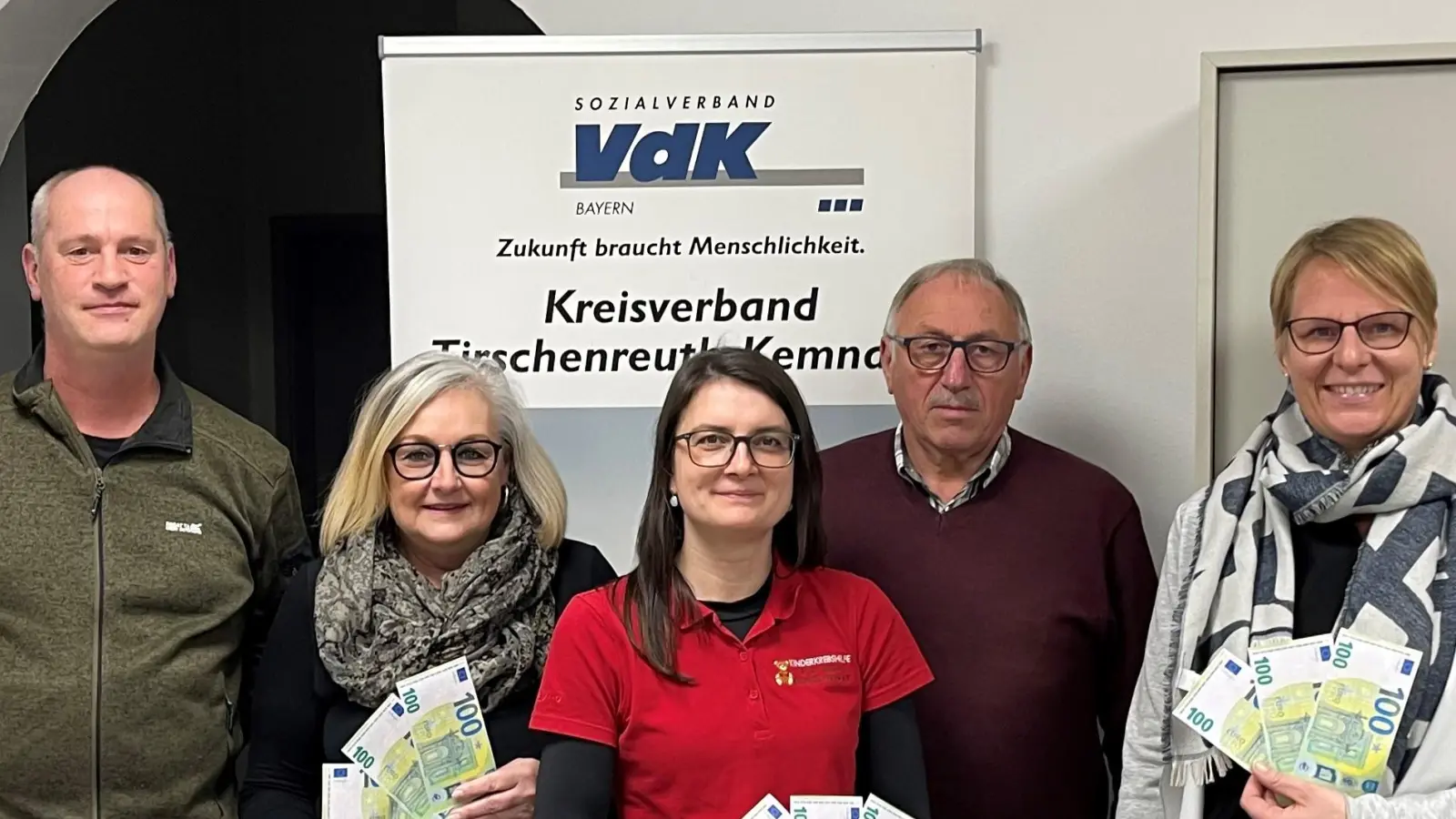 VdK-Kreisvorsitzender Georg Brand (Zweiter von rechts) und -Kreisgeschäftsführer Thomas Döhler (links) überreichten an die Tafel, die Kinderkrebshilfe Oberpfalz Nord und den Kinderschutzbund Spenden.	 (Bild: VdK-Kreisverband/exb )