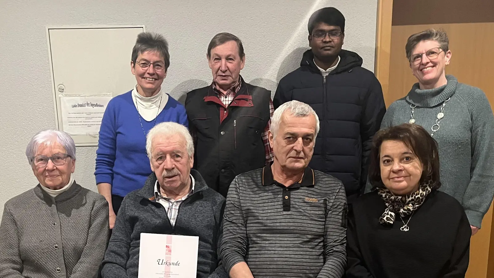 auf dem Bild stehend v.li.: Sprecherin des Leitungsteams Gabi Söllner, Hans Scherm 25 Jahre, Pater Arul, stellv. Sprecherin Sabine Philipp, sitzend v.li.: Ottilie Heidl neu, Hans Beck 40 Jahre, Siegfried &amp; Rita König neu (Bild: Alexander Hörl)