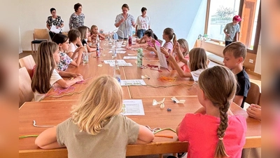 Kinder lernen die Makramee - Technik kennen (Bild: Susanne Kochherr)