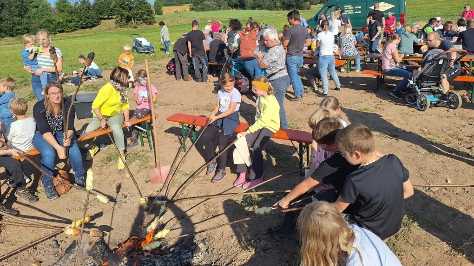 Das Kartoffelfeuer mit Stockbrot am Kartoffelfest (Bild: Michaela Hahn )