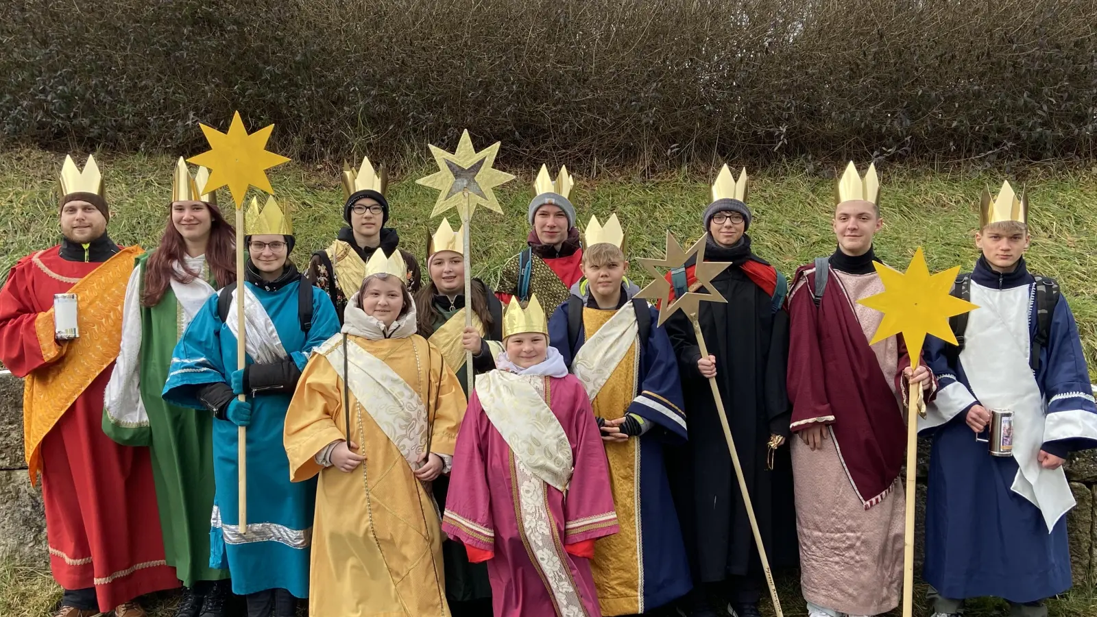 Die Sternsinger in ihren prächtigen Königsgewändern, die von einigen Müttern angefertigt wurden. (Bild: Uwe Guttenberger)