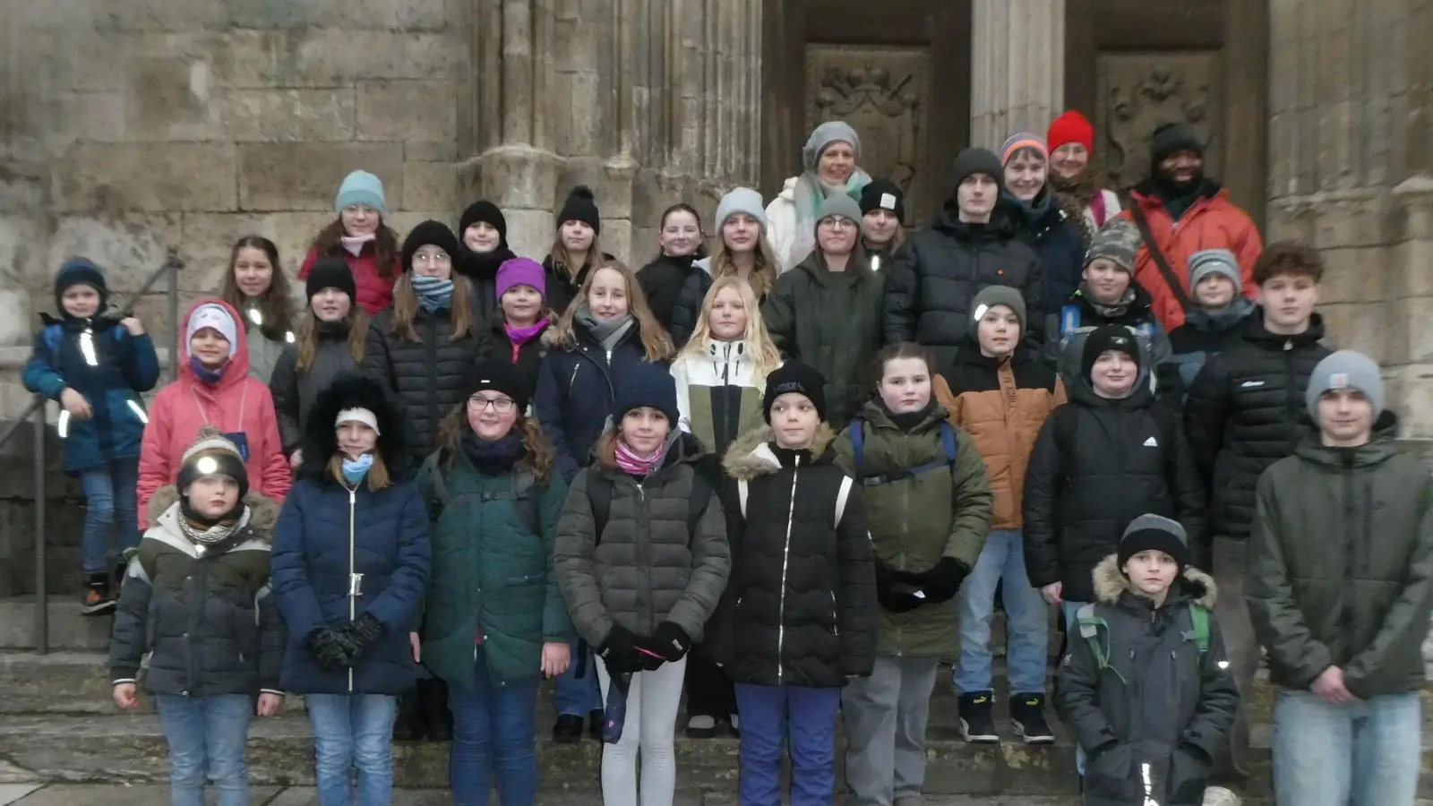 Minis der Pfarreiengemeinschaft Oberköblitz-Wernberg holen das Friedenslicht im Dom in Regensburg (Bild: Michaela Schlosser)