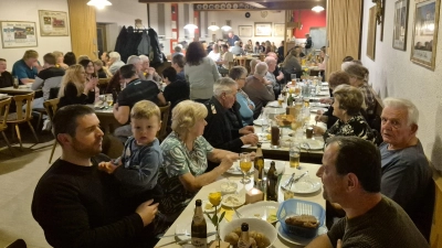 Besucherrekord beim traditionellem Ausbuttern der „Freunde der Musik”.  (Bild: Werner Schreml)