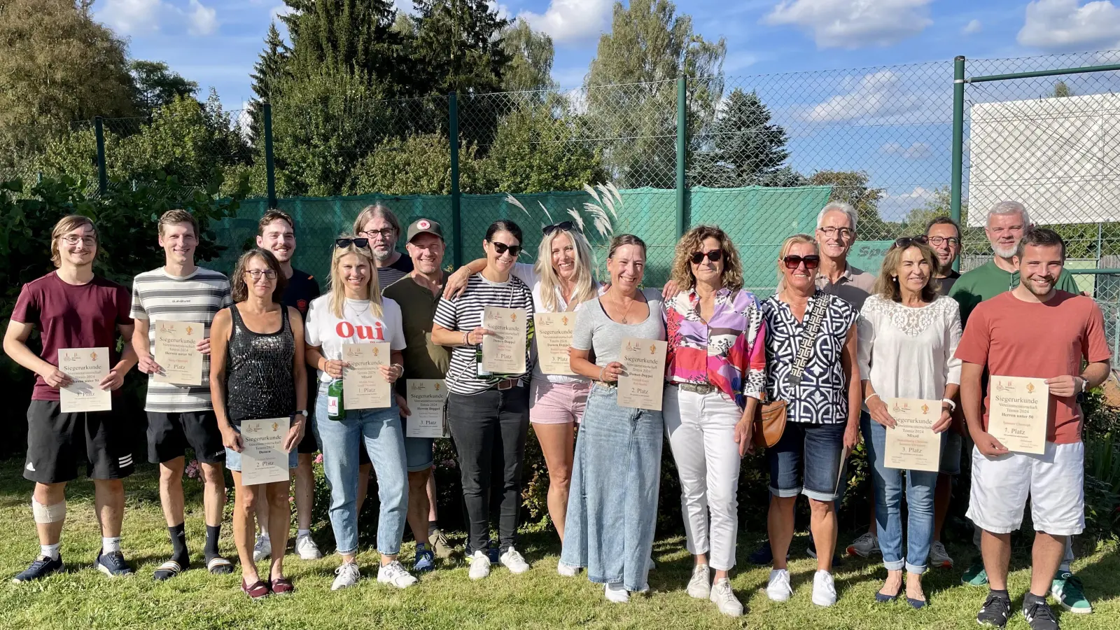 Auf dem Bild von links: Schuster Felix, Weig Christoph, Waldhier Monika, Gradl Thorsten, Lederer Berthold, Lederer Petra, Ruppert Monika, Reil Sandra, Bonkoß Karin, Abteilungsleiterin Strauß Christine, Hagn Christian, Bertelshofer Christina, Ludwig Thomas, 1. Vorsitzender der DJK Biersack Harald, Sommer Christoph  (Bild: Hermann Riedl)