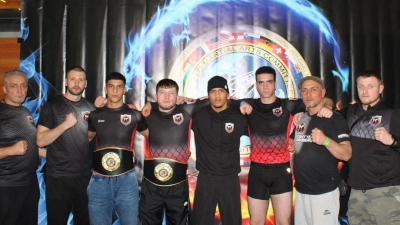 Die Amberger MMA-Kämpfer und ihre Betreuer in Bregenz. (Bild: Sascha Lurschky)