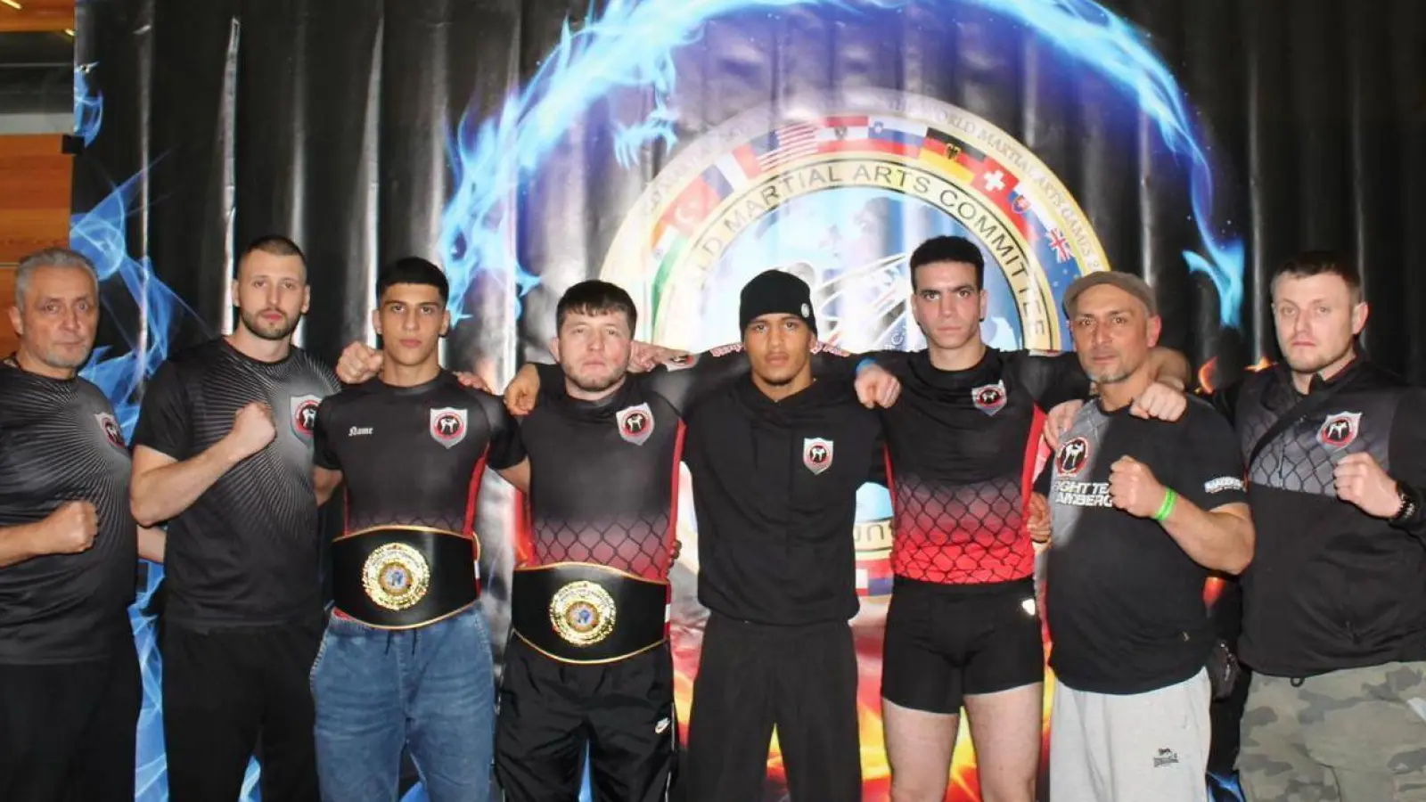 Die Amberger MMA-Kämpfer und ihre Betreuer in Bregenz. (Bild: Sascha Lurschky)