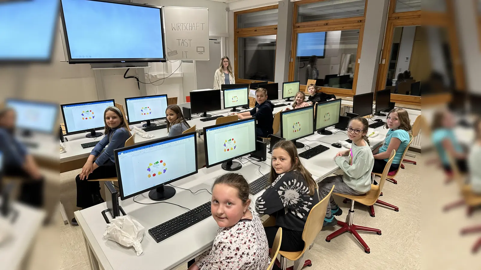 Mit Fachlehreranwärterin Marie Zaus gestalteten die Mädchen und Buben im Computerraum Tüten mit Aufklebern.  (Bild: Jessica Plannerer/exb)