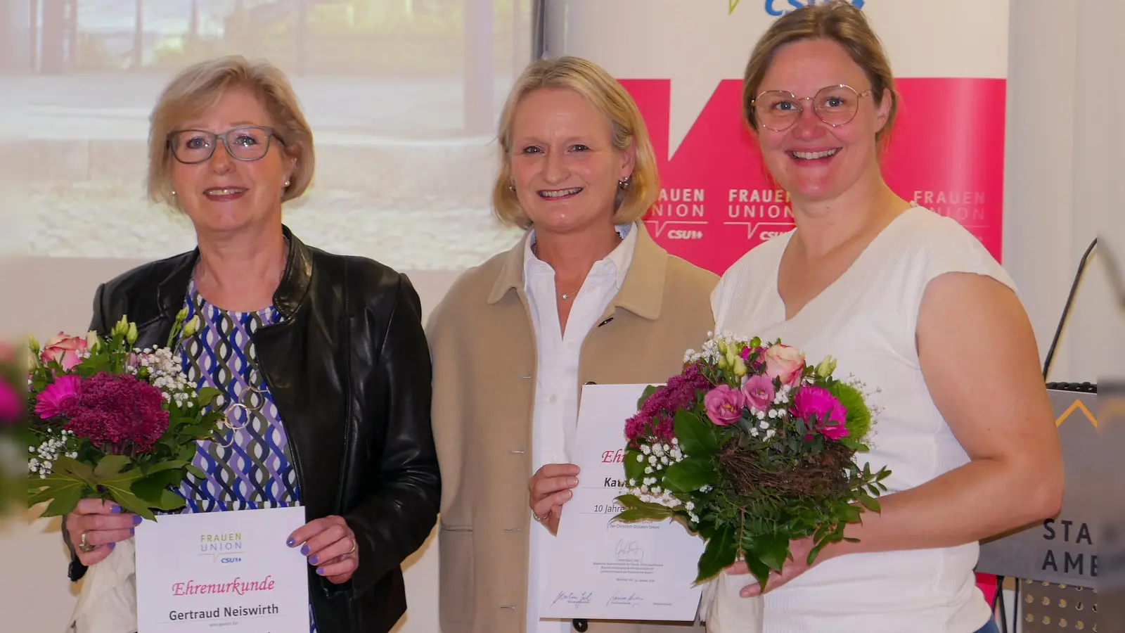 : Geehrte Mitglieder der Frauen Union Gertraud Neiswirth (links) und Kathrin Fischer (rechts) mit der Kreisvorsitzenden Susanne Herding (Mitte). (Bild: Elisabeth Lanzinger)