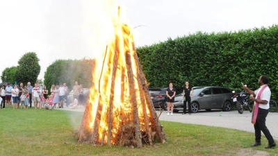 Seelsorger Sagai segnet das Pittersberger Johannisfeuer. (Bild: gm)